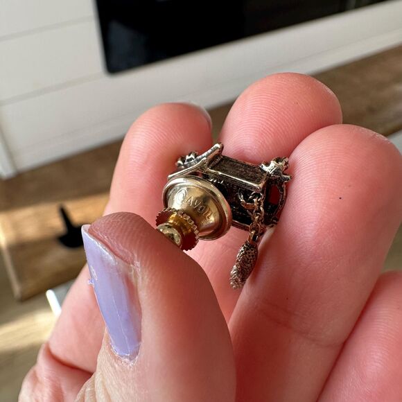 Vintage Avon Cuckoo Clock Pin Brooch Brass - Picture 3 of 3